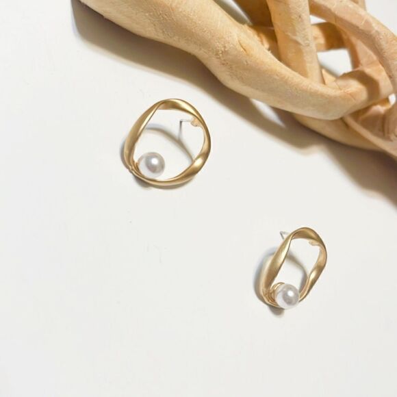 #892 Pearl decor earrings in Matt gold - Picture 3 of 5